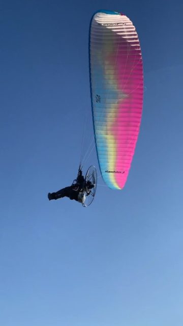 Nuestro ex-alumno @vilacoro nos regala otro de sus vídeos en los que le enseña al mundo la esencia de nuestro deporte.
CURSO DE PARAMOTOR EN MADRID
madparapente.com
Tfno: 605332080