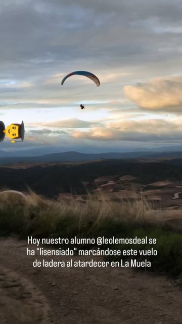 Ahí va surcando los cielos nuestro último alumno en "lisensiarse", @leolemosdeal. Lleva una @ozoneparagliders Buzz Z7 y una silla HALO, también de Ozone, que le han llevado suavemente por los cielos de La Muela de Alarilla en un atardecer de película!!!